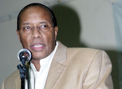 Cash Plus Principal Carlos Hill, smooth operator, in glory days of 10% per month interest, before being accused of fraud, addressing a crowd of potential ‘lenders’ at Merl Grove High School Auditorium in St. Andrew. © 2007 The Gleaner